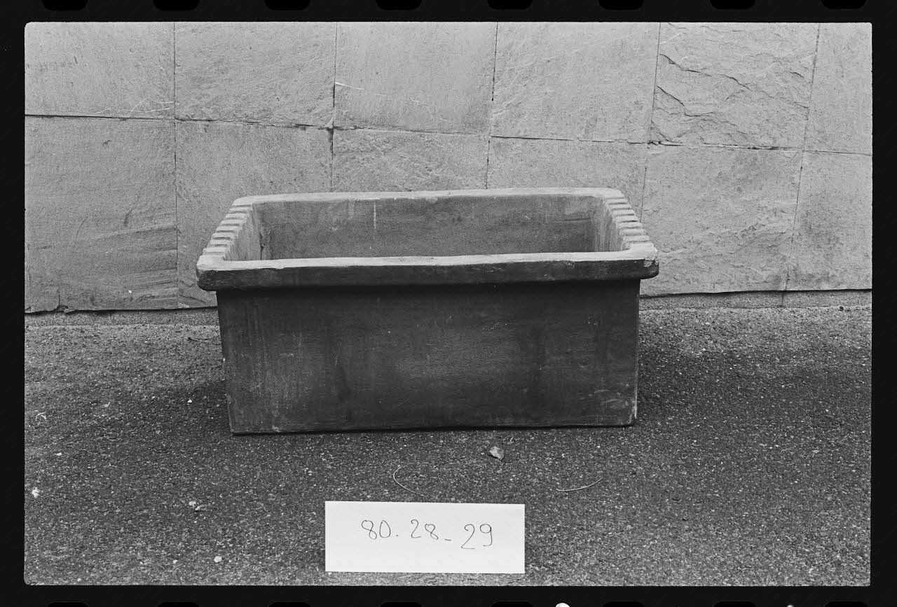 photographie Antenne Saint-Riquier : porcelaine, mobilier et outillage spécialisé. Table de piquage de l'atelier de porcelainerie "Samson". Baquet Ph.1981.1.239 Photo