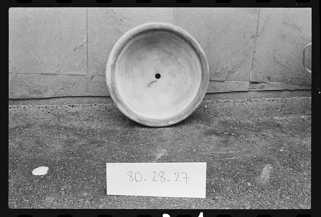 photographie Antenne Saint-Riquier : porcelaine, mobilier et outillage spécialisé. Table de piquage de l'atelier de porcelainerie "Samson". Baquet Ph.1981.1.240 Photo