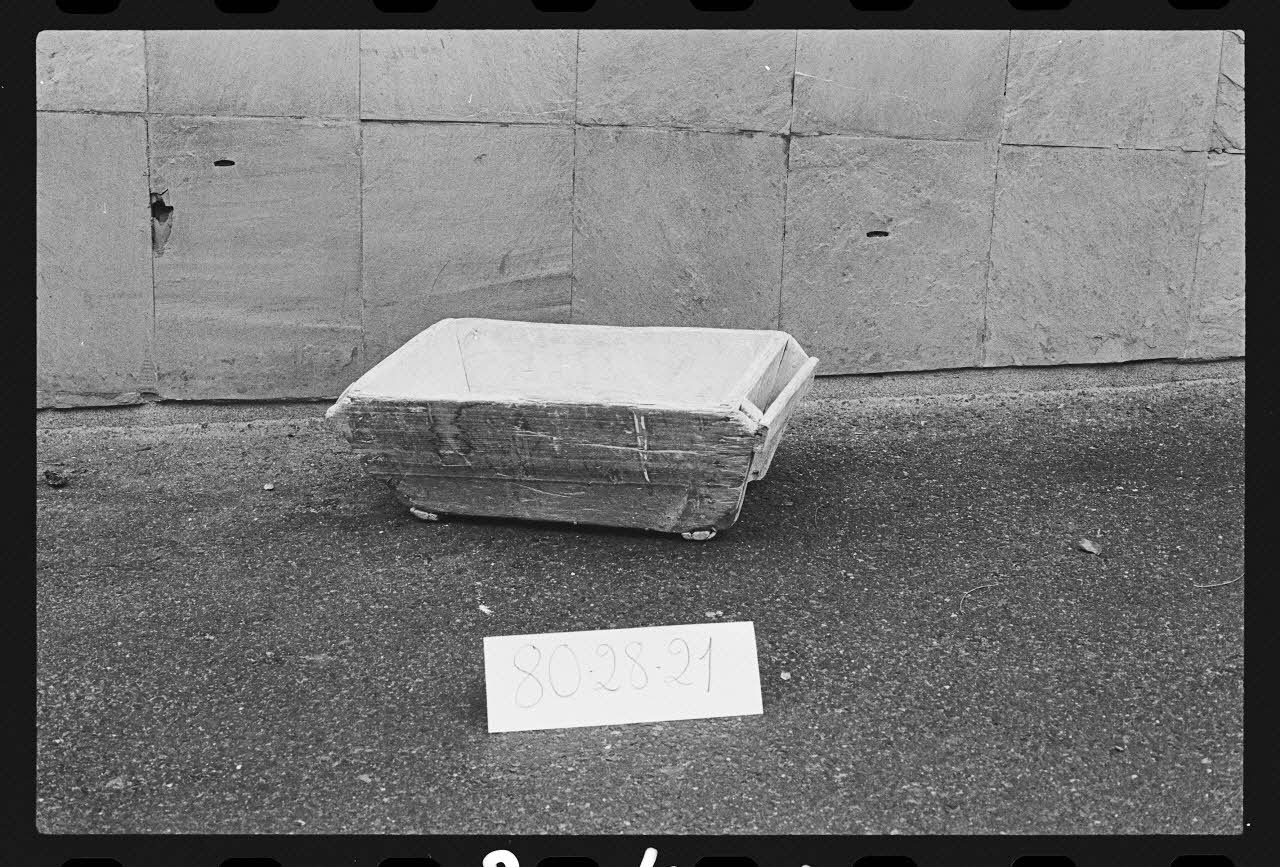 photographie Antenne Saint-Riquier : porcelaine, mobilier et outillage spécialisé. Auge de l'atelier de porcelainerie "Samson" Ph.1981.1.245 Photo