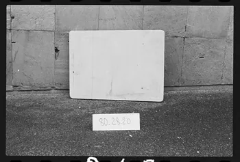 photographie Antenne Saint-Riquier : porcelaine, mobilier et outillage spécialisé. Atelier de porcelainerie "Samson". Marbre Ph.1981.1.247 Photo
