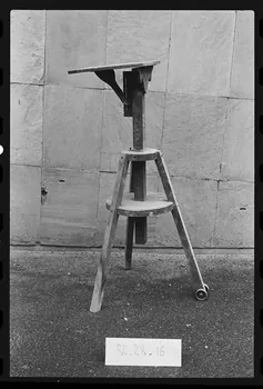 photographie Antenne Saint-Riquier : porcelaine, mobilier et outillage spécialisé. Atelier de porcelainerie "Samson". Chevalet Ph.1981.1.252 Photo