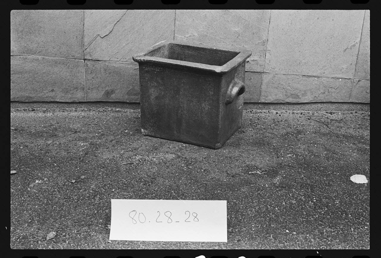 photographie Antenne Saint-Riquier : porcelaine, mobilier et outillage spécialisé. Atelier de porcelainerie "Samson" Ph.1981.1.254 Photo