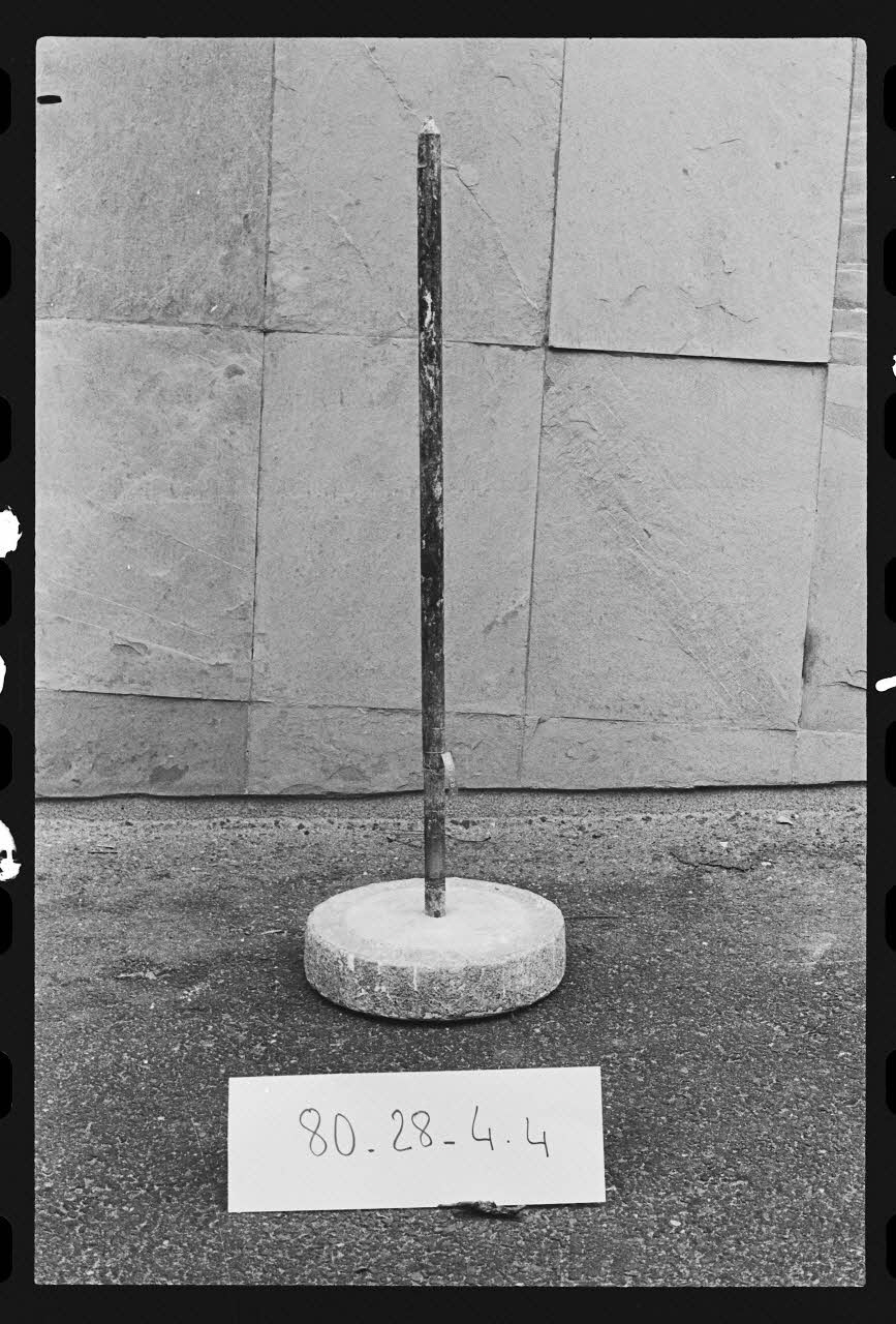 photographie Antenne Saint-Riquier : porcelaine, mobilier et outillage spécialisé. Atelier de porcelainerie "Samson". Tour de potier Ph.1981.1.256  Photo