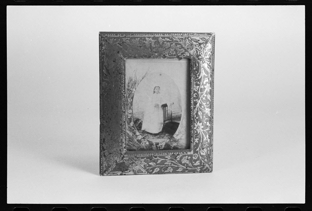 photographie Bibelot-souvenir: cadre avec une photographie de première communiante Ph.1981.1.306 Photo