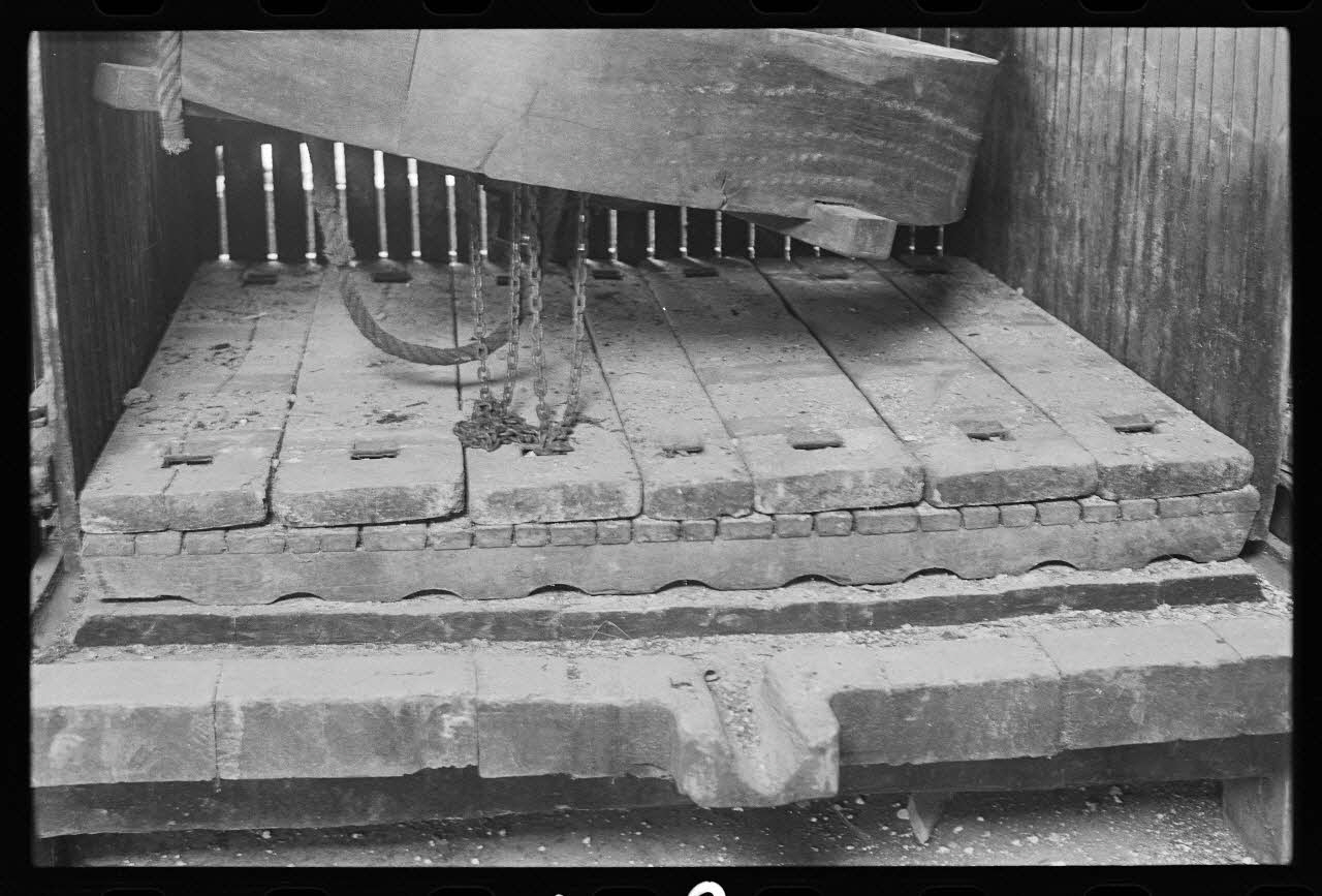 photographie Démontage de la roue de serrage. Descente sur la maie Ph.1985.32.13 Photo
