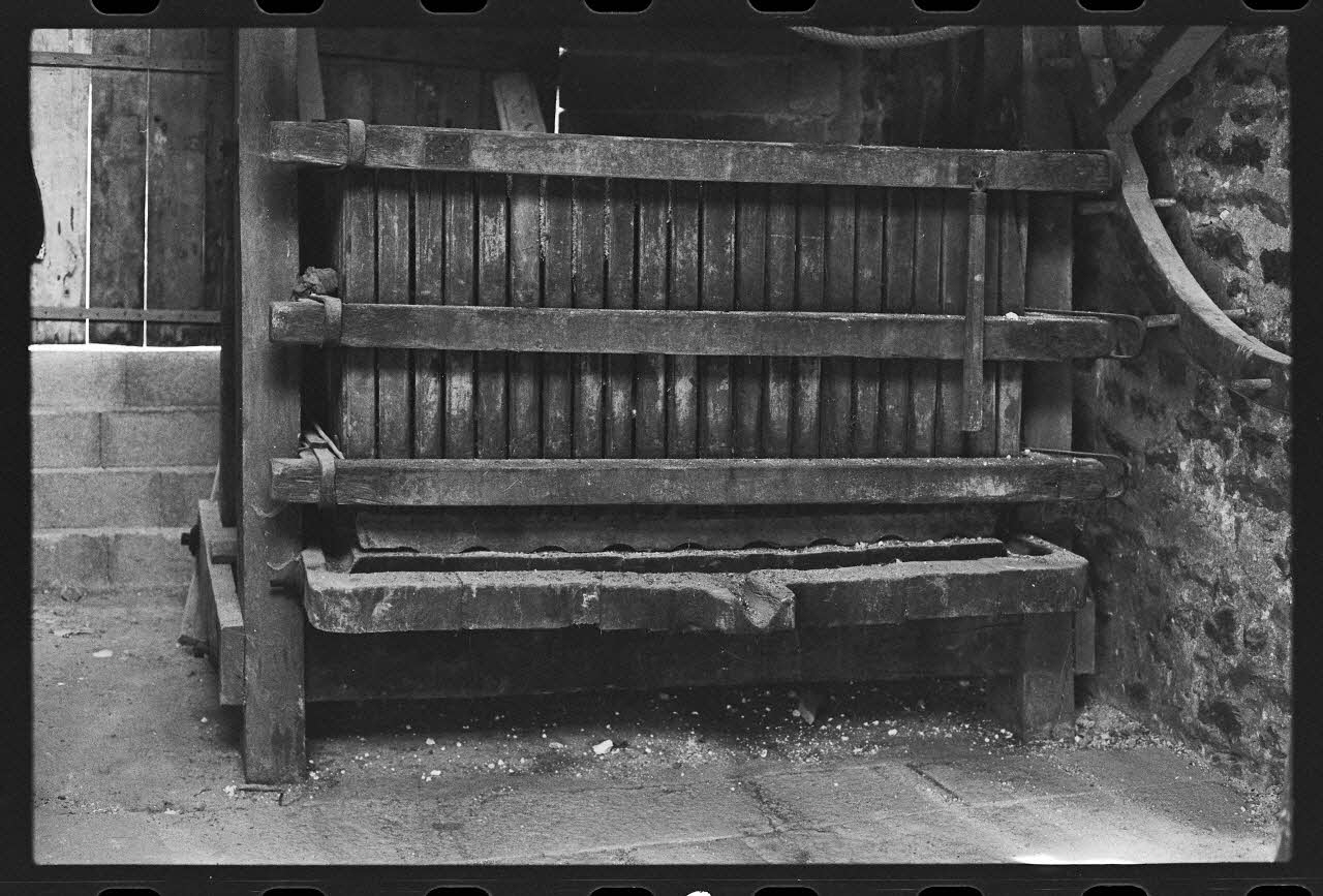 photographie Pressoir à roue et à corde dans le chai. Modifié au 19è siècle Ph.1985.32.3 Photo