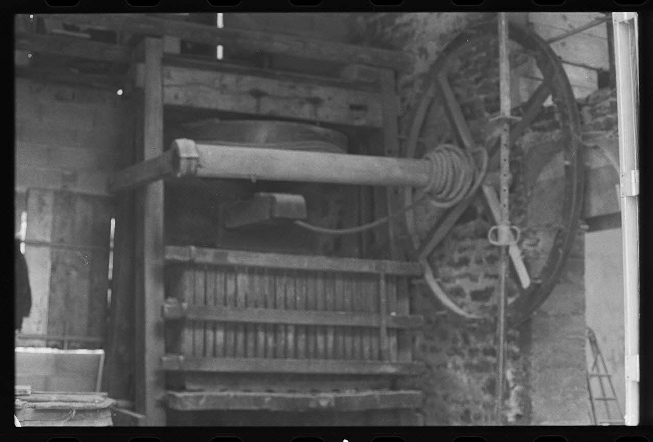 photographie Pressoir à roue et à corde dans le chai. Modifié au 19è siècle Ph.1985.32.4 Photo