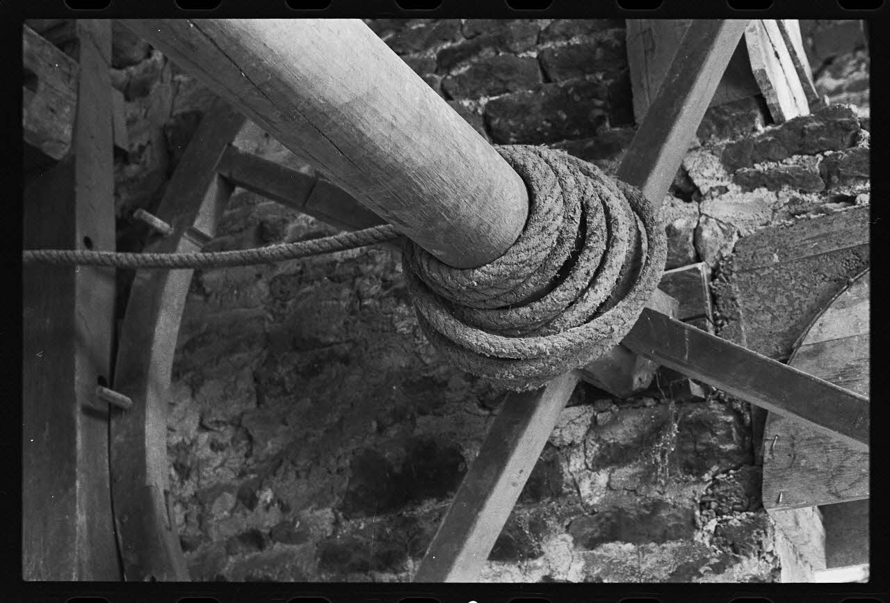 photographie Enroulement de la corde sur la roue d'entrainement d'un pressoir Ph.1985.32.9 Photo
