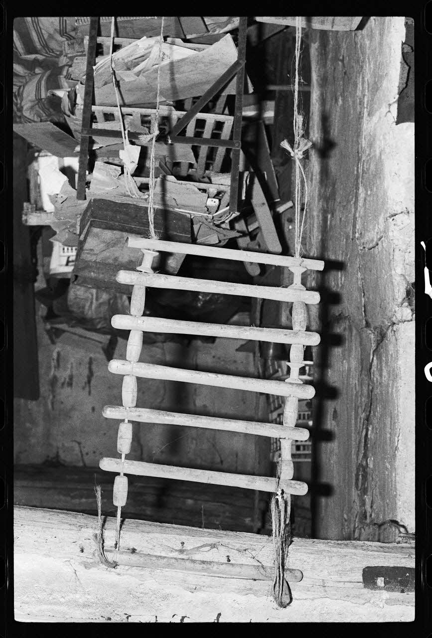photographie Collier destiné à empêcher les bovins blessés de lécher leurs plaies Ph.1985.33.35 Photo