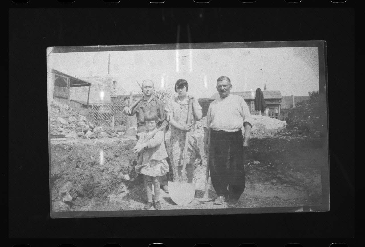 photographie Famille construisant les fondations de sa maison. 1930 Ph.1985.44.3 Photo