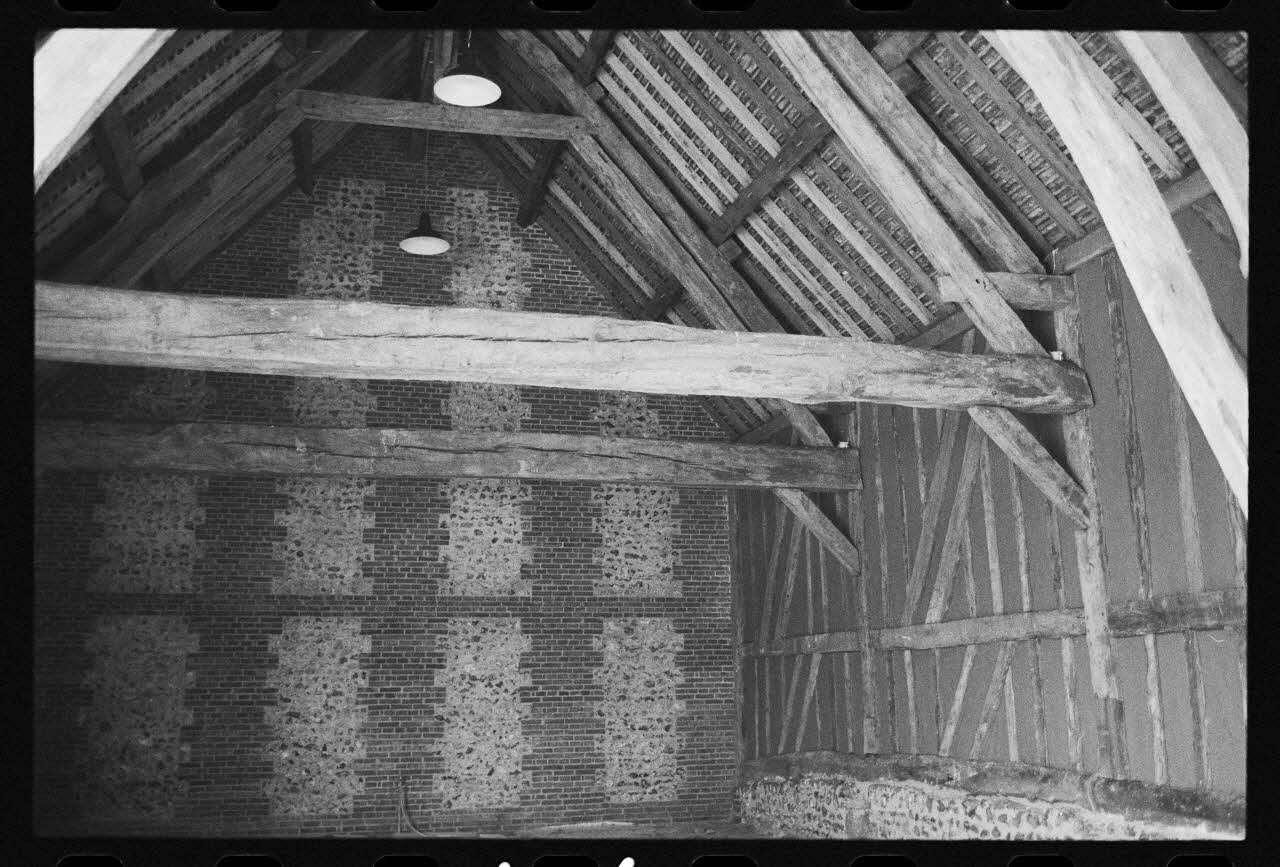 photographie Intérieur de la grange A. Pan de bois, charpente, brique cuite et pierre liée Ph.1985.48.14 Photo