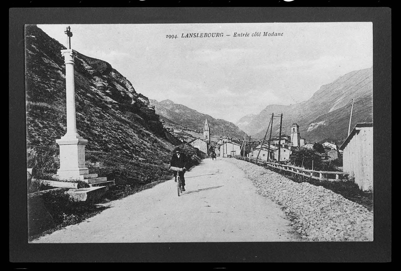 photographie Carte postale. Vue d'ensemble d'un site montagneux Ph.1985.61.1 Photo