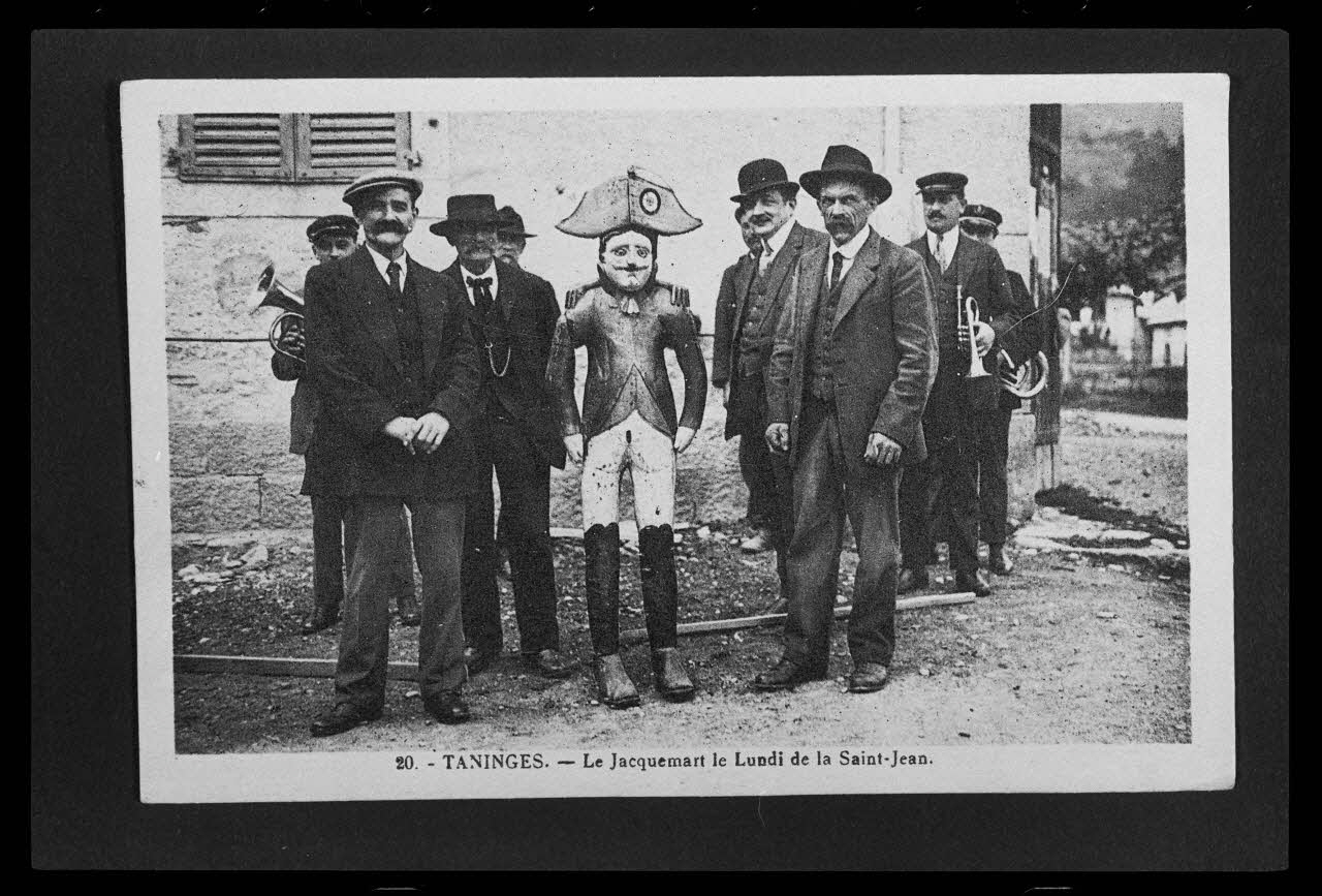 photographie Carte postale. Fête de la Saint-Jean avec un personnage et animal mythique : "Le Jacquemart le lundi de la Saint-Jean" Ph.1985.61.12 Photo