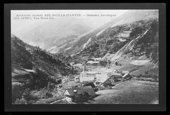photographie Carte postale. Vue d'un site montagneux avec un village Ph.1985.61.3  Photo