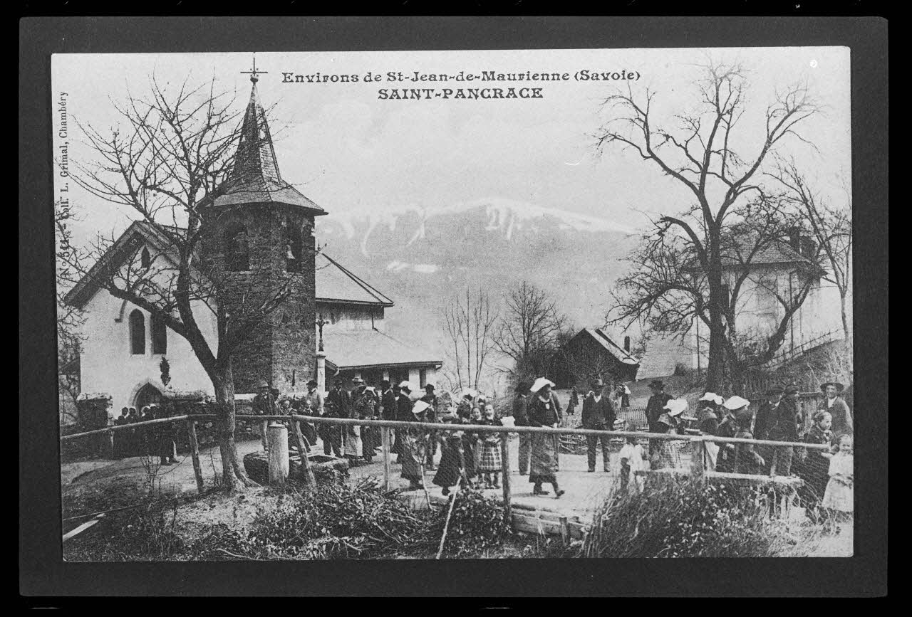 photographie Carte postale. Sortie d'église avec une vue d'un site montagneux Ph.1985.61.4  Photo