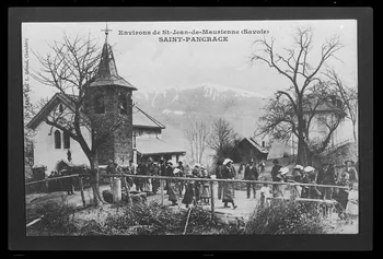 photographie Carte postale. Sortie d'église avec une vue d'un site montagneux Ph.1985.61.4  Photo