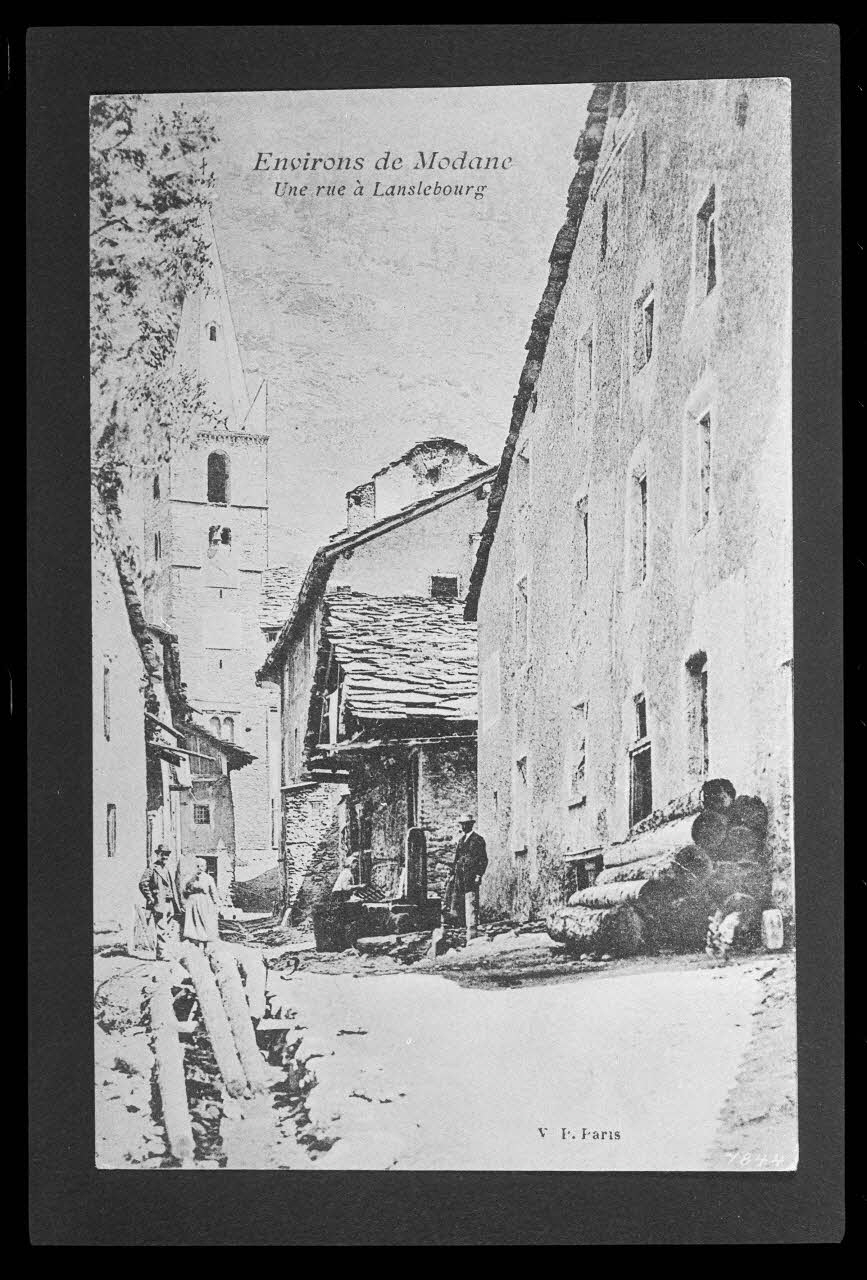 photographie Carte postale. Village en lauze avec une rue Ph.1985.61.5  Photo