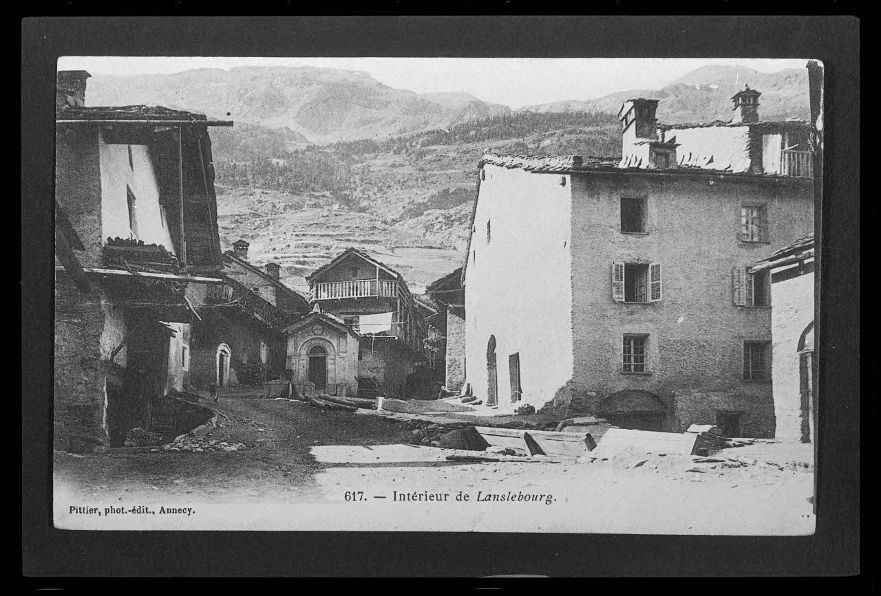 photographie Carte postale. Village sur un site montagneux Ph.1985.61.6  Photo