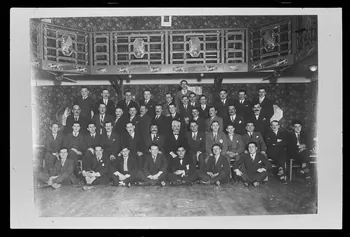 Legigan photographie Banquet pour fêter l'association de Monsieur Portier et Monsieur Diehly. Groupe professionnel de plombier et de couvreur Ile-de-France, France 1930 Ph.1985.63.1  Photo