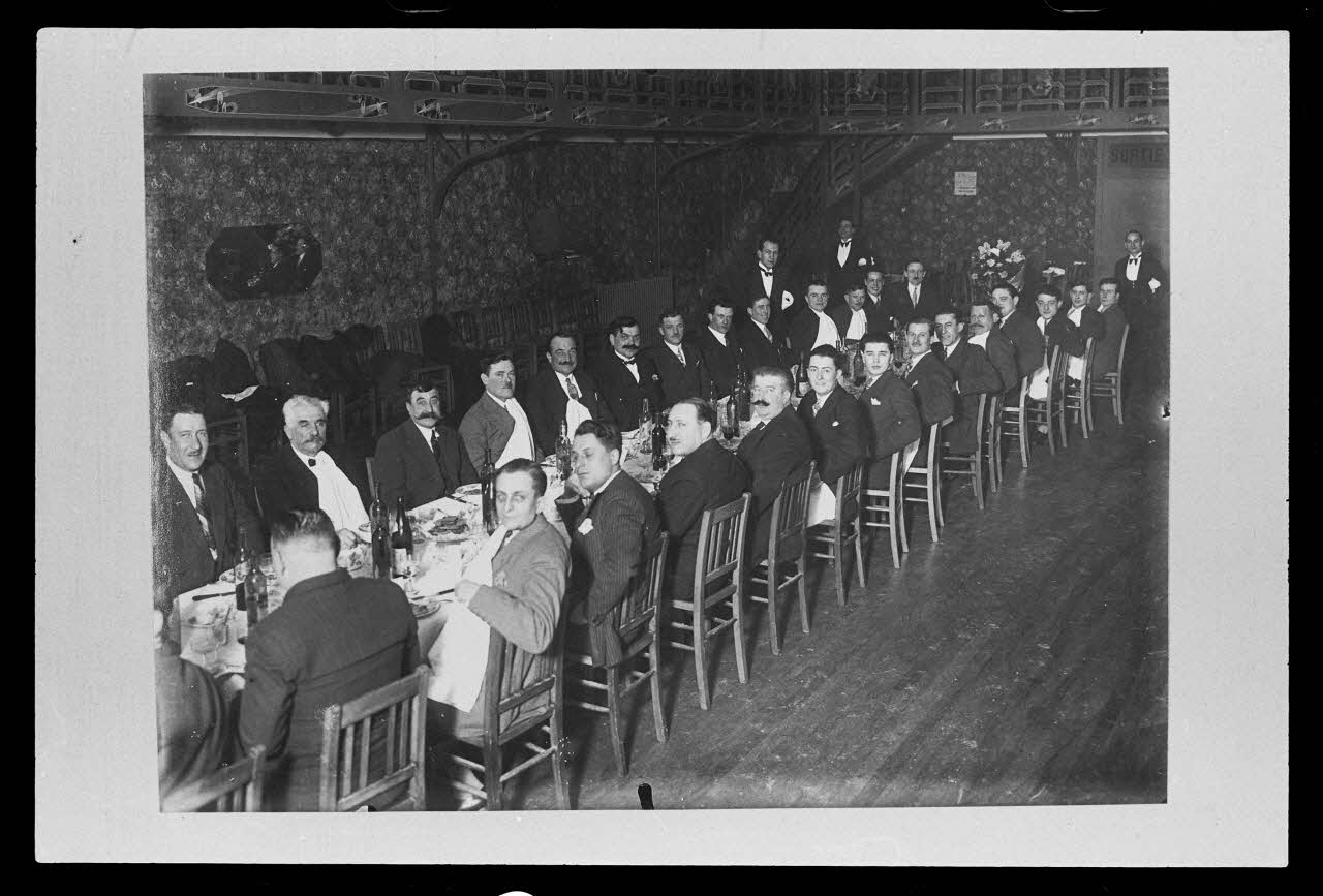 Legigan photographie Banquet pour fêter l'association de Monsieur Portier et Monsieur Diehly. Groupe professionnel de plombier et de couvreur Ile-de-France, France 1930 Ph.1985.63.2  Photo