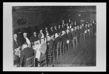 Legigan photographie Banquet pour fêter l'association de Monsieur Portier et Monsieur Diehly. Groupe professionnel de plombier et de couvreur Ile-de-France, France 1930 Ph.1985.63.2  Photo