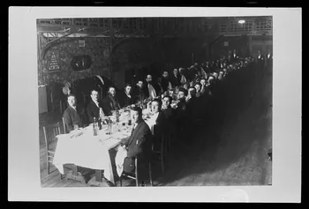 Legigan photographie Banquet pour fêter l'association de Monsieur Portier et Monsieur Diehly. Groupe professionnel de plombier et de couvreur Ile-de-France, France 1930 Ph.1985.63.3  Photo