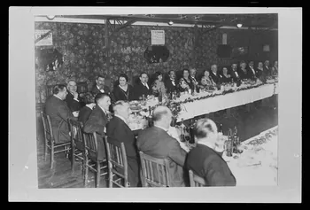 Legigan photographie Banquet. Groupe professionnel de commerçant Ile-de-France, France 1930 Ph.1985.63.4  Photo