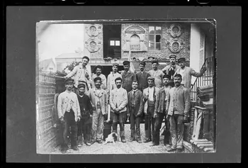 photographie Monsieur Adrien Portier et ses compagnons couvreur. 1892 Ph.1985.64.1  Photo