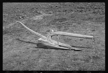 photographie Détail d'un araire préparant le sol pour le travail de la vigne Ph.1985.66.7  Photo