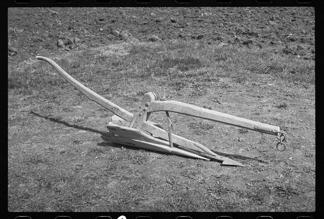 photographie Détail d'un araire préparant le sol pour le travail de la vigne Ph.1985.66.8  Photo
