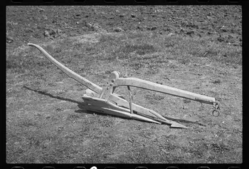 photographie Détail d'un araire préparant le sol pour le travail de la vigne Ph.1985.66.8  Photo