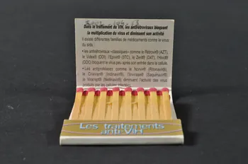 POCHETTE D'ALLUMETTES "Les traitements anti-VIH" 2002.104.13 Photo Mucem