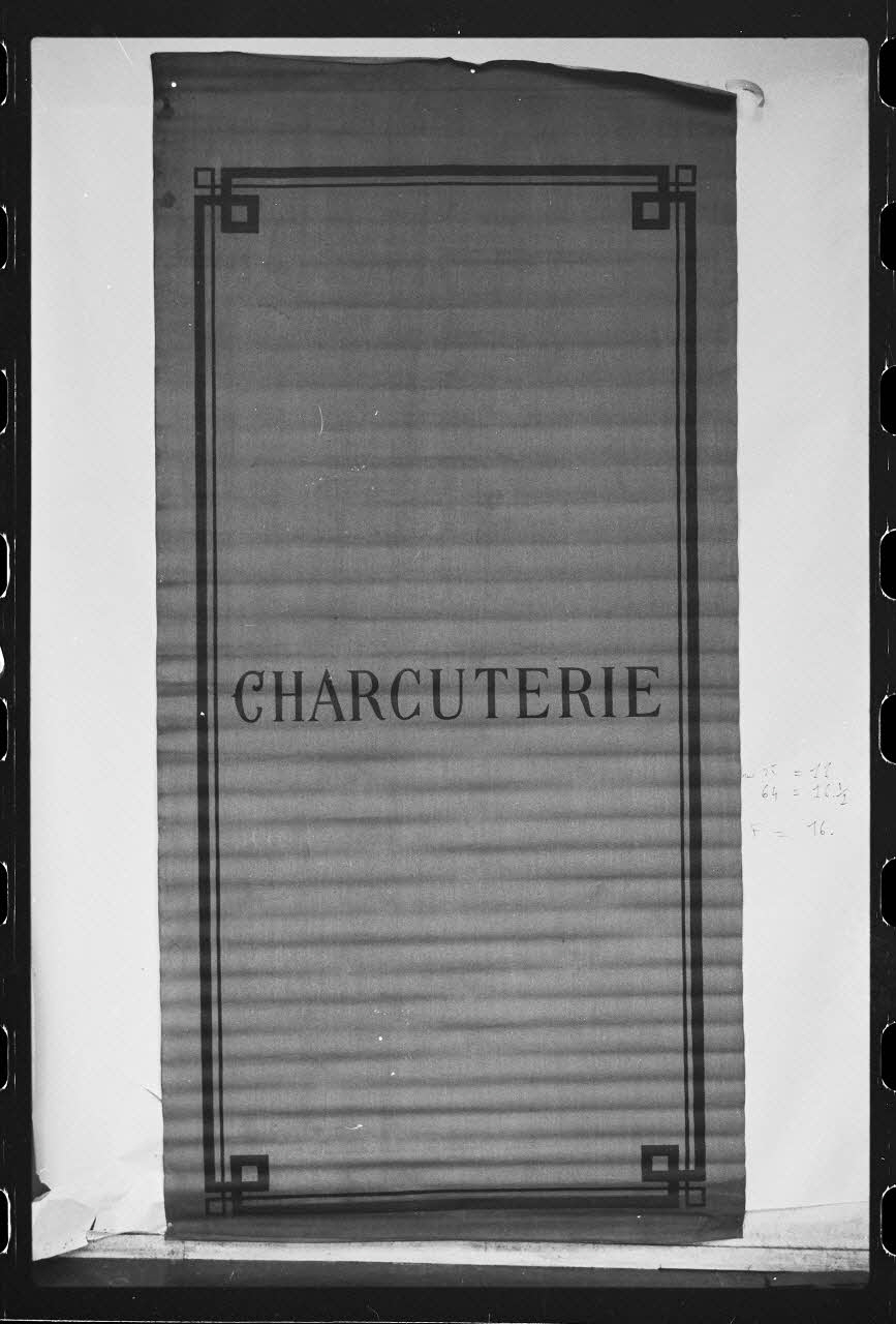 photographie Store en toile peinte de charcutier. 20è siècle Ph.1986.1.298 Photo