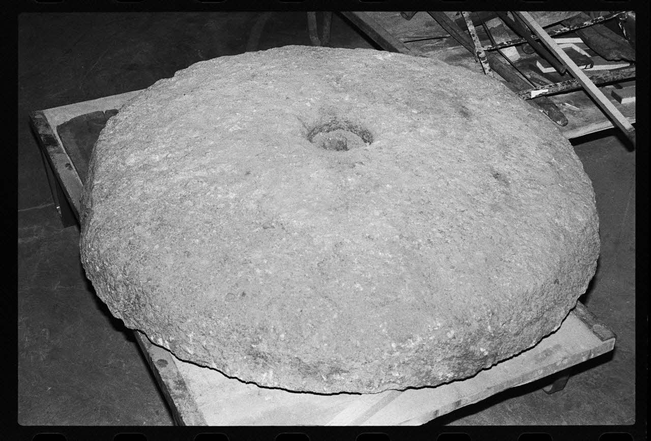 photographie Meule de moulin à eau du 20è siècle Ph.1986.1.301 Photo