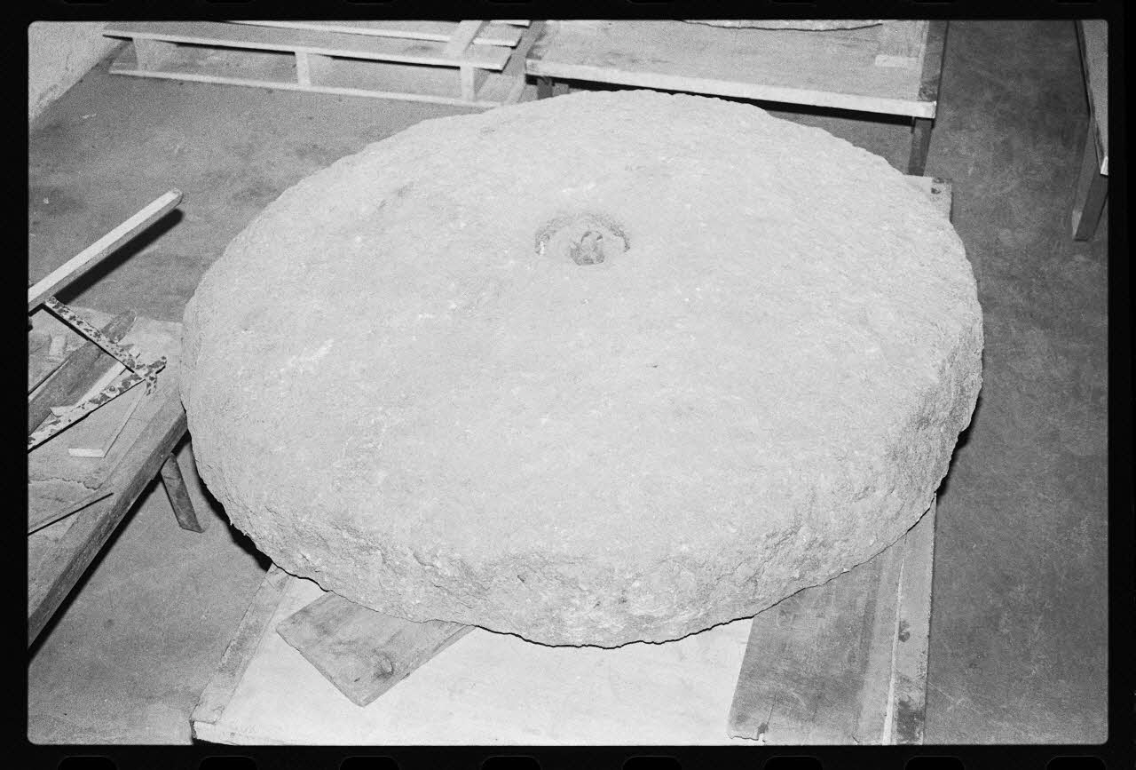 photographie Meule de moulin à eau du 20è siècle Ph.1986.1.302 Photo