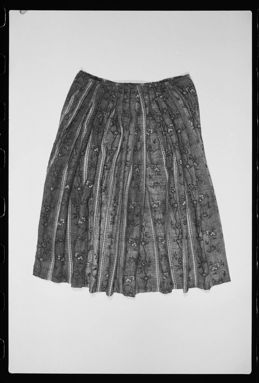 photographie Jupe de 1760. Toile imprimée avec motif floral bleu, blanc et rouge Ph.1986.1.478 Photo