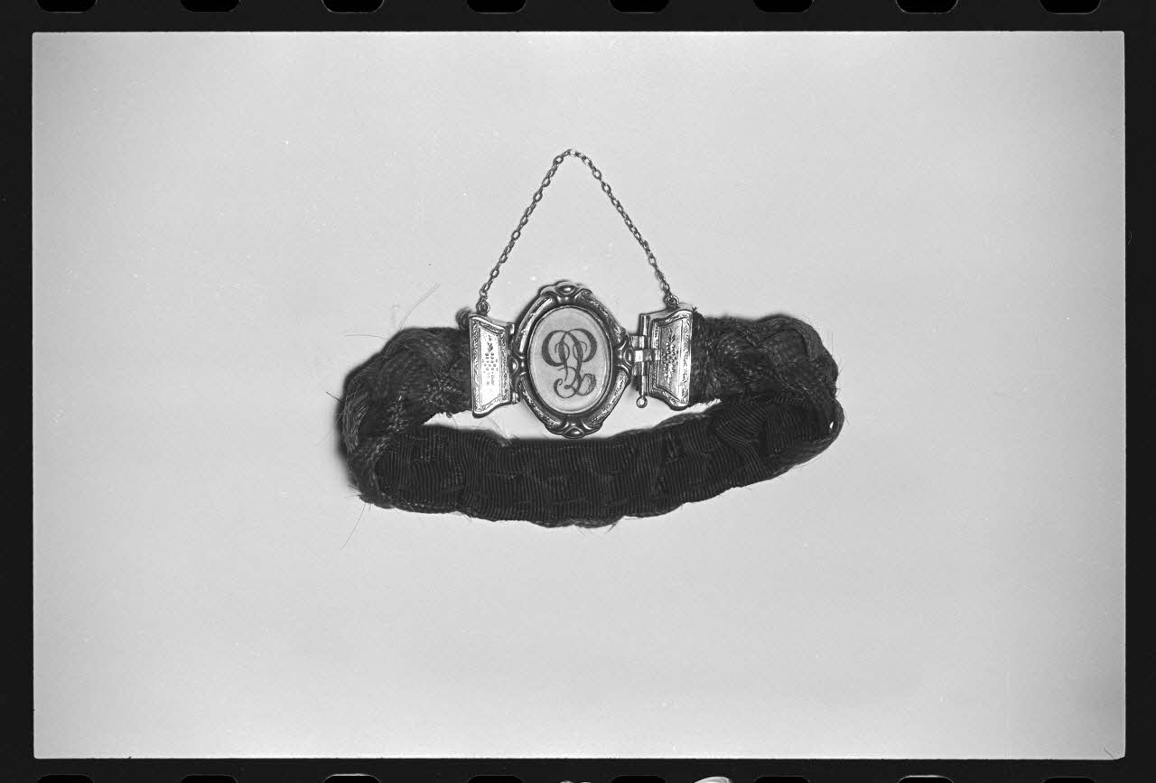 photographie Bracelet en cheveux, avec un fermoir en or portant des initiales. 19è siècle Ph.1986.1.483 Photo