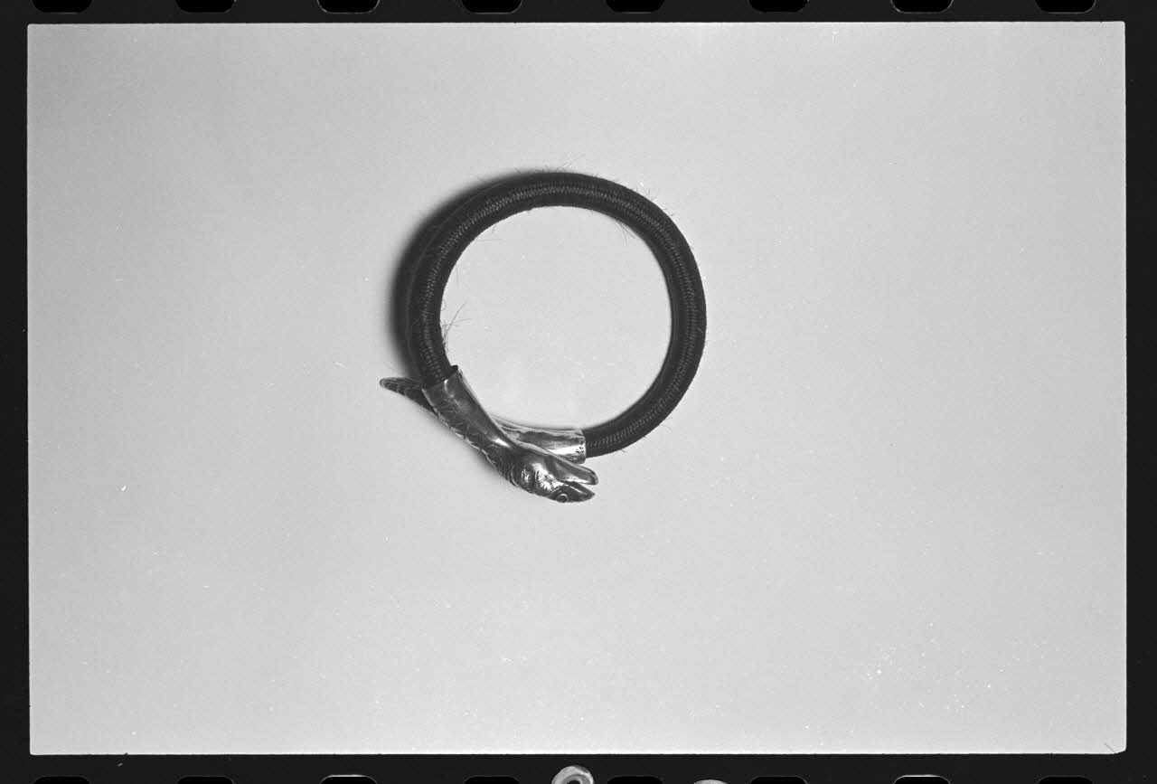 photographie Bracelet serpentiforme, du 19è siècle. Argent, cheveux Ph.1986.1.488 Photo