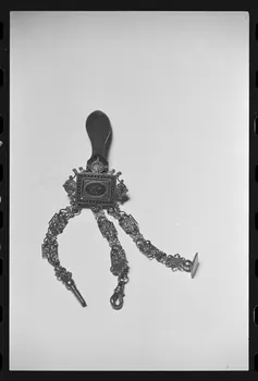 photographie Clavier, dit "châtelaine", du 19è siècle. Trois chaînes pour le cachet, la montre, et la clé de montre. Cuivre émaillé Ph.1986.1.489 Photo