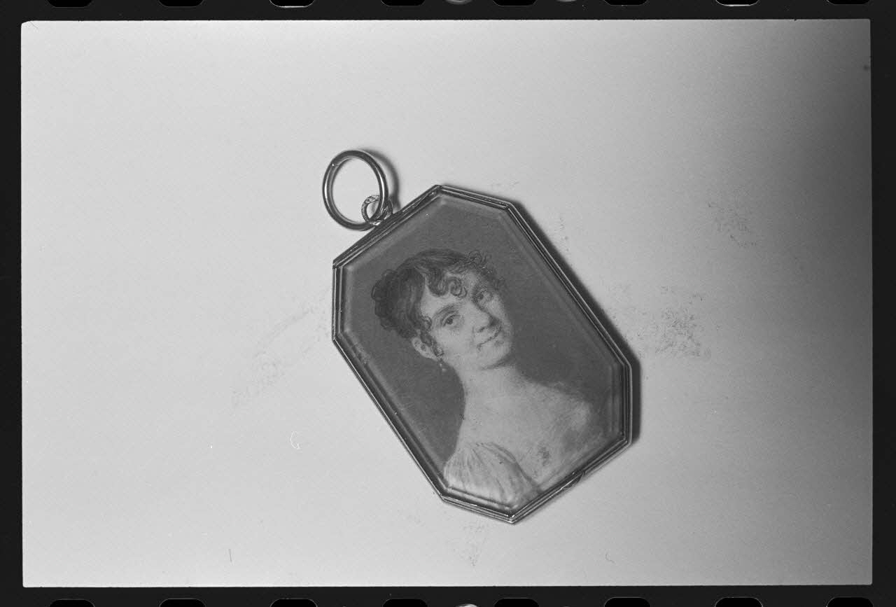 photographie Médaillon en cheveux, avec un portrait de femme Ph.1986.1.492 Photo