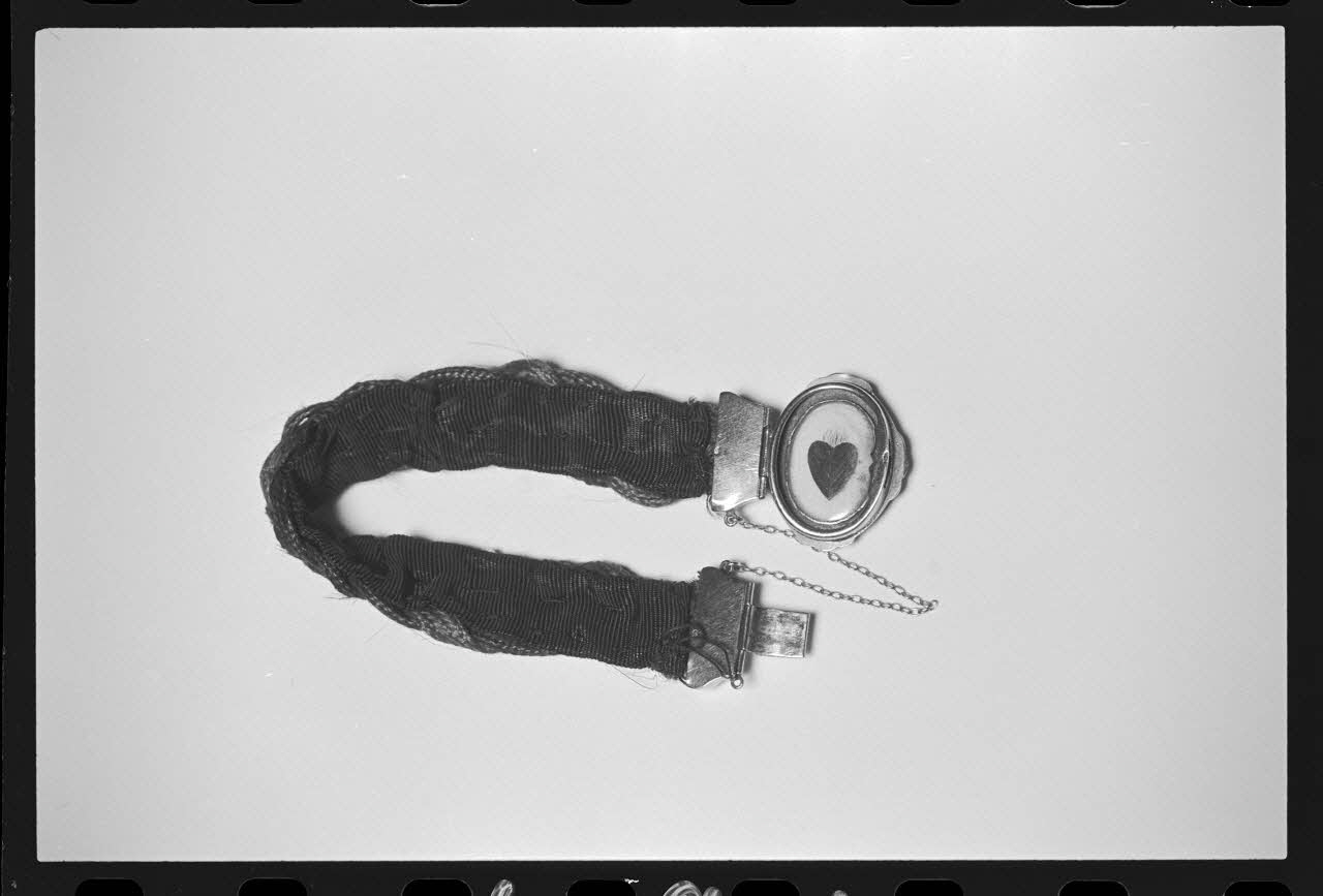 photographie Bracelet en cheveux avec un décor de cœurs. 19è siècle Ph.1986.1.494 Photo