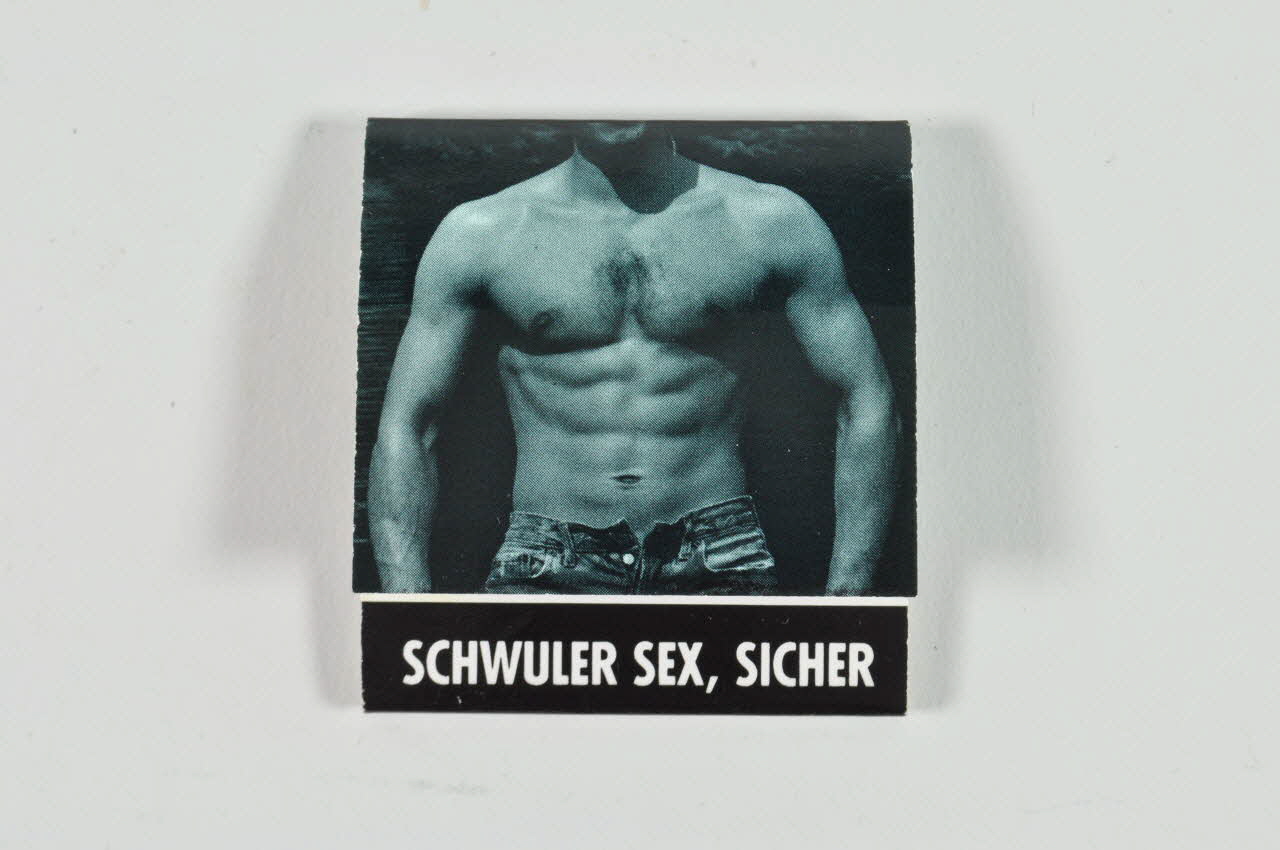 POCHETTE D'ALLUMETTES "Schwuler sex, sicher" (sexe homosexuel, plus sûr)  (3) (vert) 2002.104.17 Photo Mucem