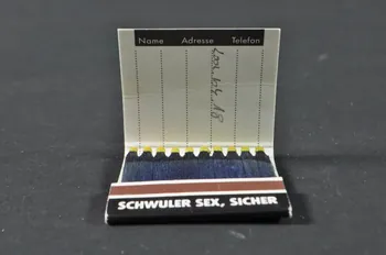 POCHETTE D'ALLUMETTES "Schwuler sex, sicher" (1) (bistre) (sexe homosexuel, plus sûr) 2002.104.18  Photo Mucem