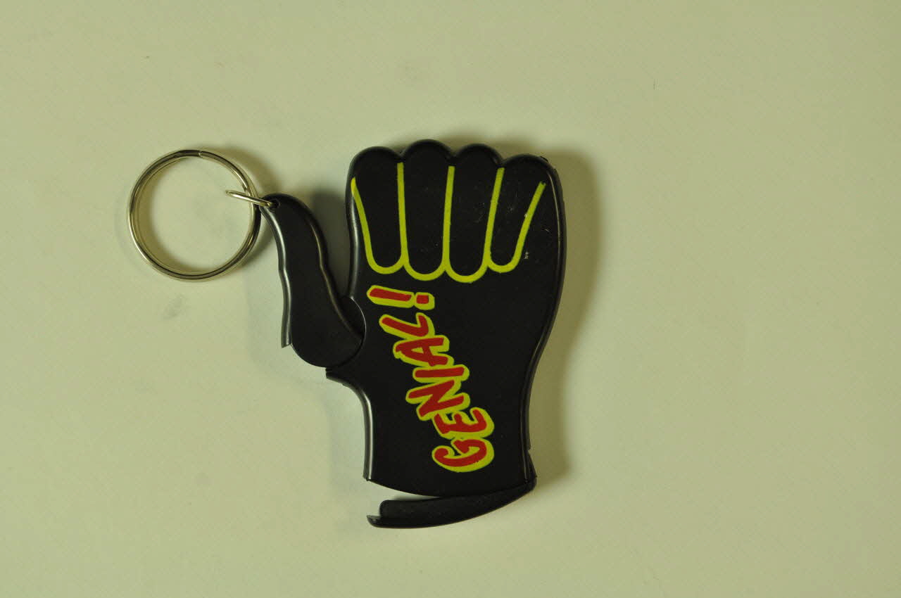 Association pour la Prévention du Sida (APS) porte-clef Génial France 1993 2002.104.24.1 Photo Mucem