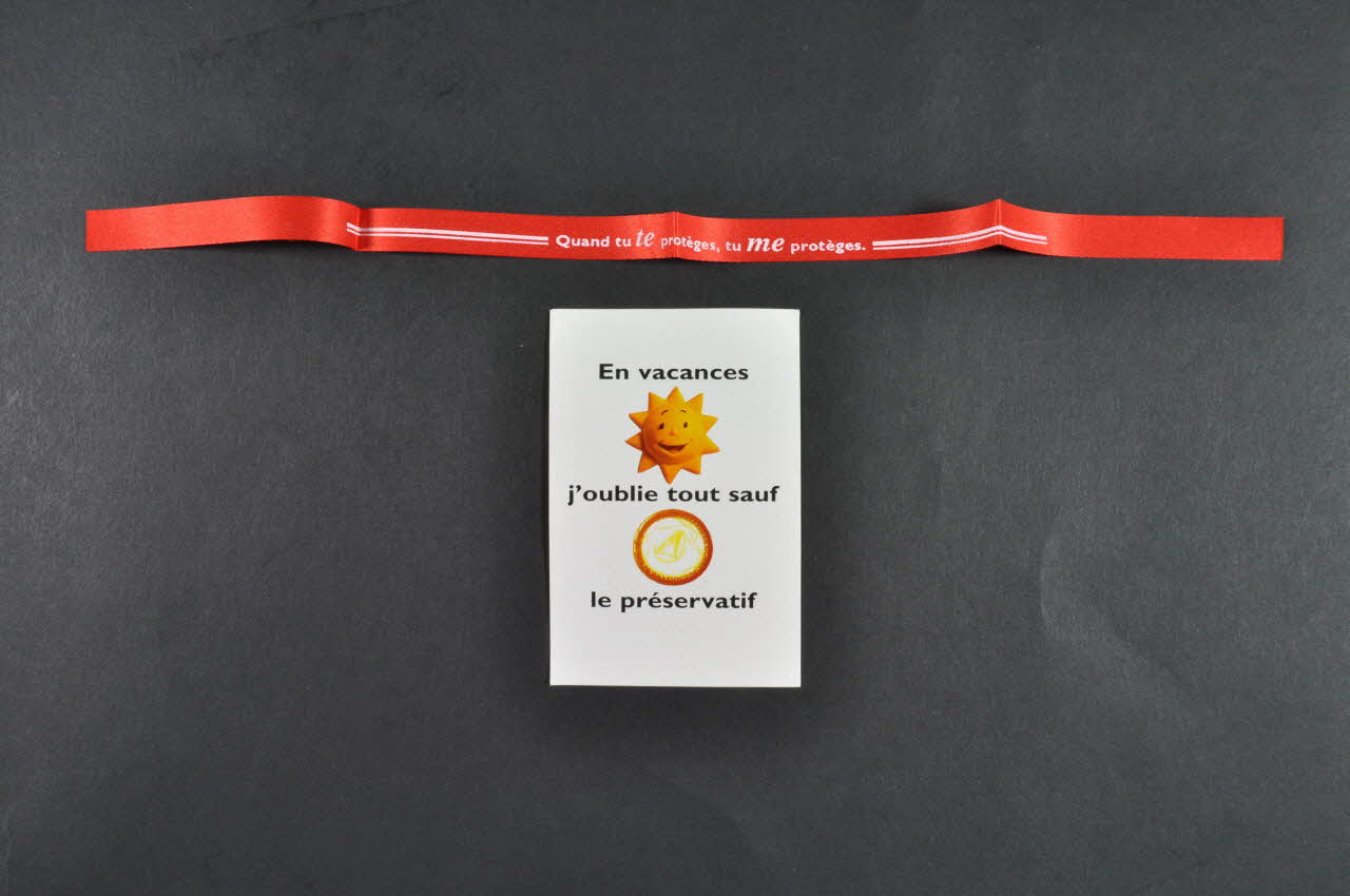 AFLS (Agence Française De Lutte Contre Le Sida) Ruban bracelet Quand tu te protèges, tu me protèges France 1994 2002.104.29.1-3 Photo Mucem