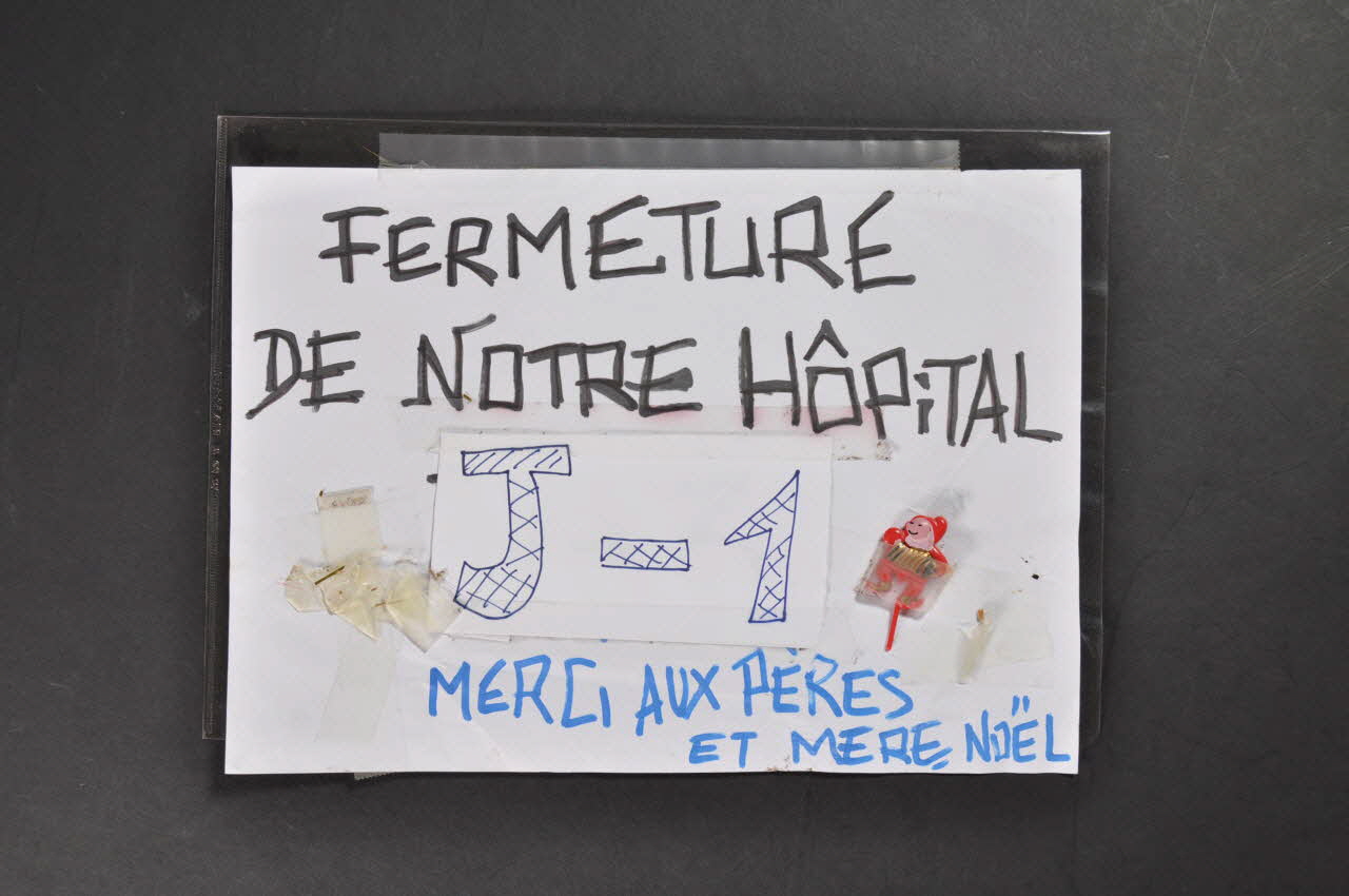 Hôpital Pasteur - Personnel et malades affichette "Fermeture de notre hôpital ./ Merci aux pères et mères Noël" Île-de-France, France 1999/12/30 2002.106.1 Photo Mucem