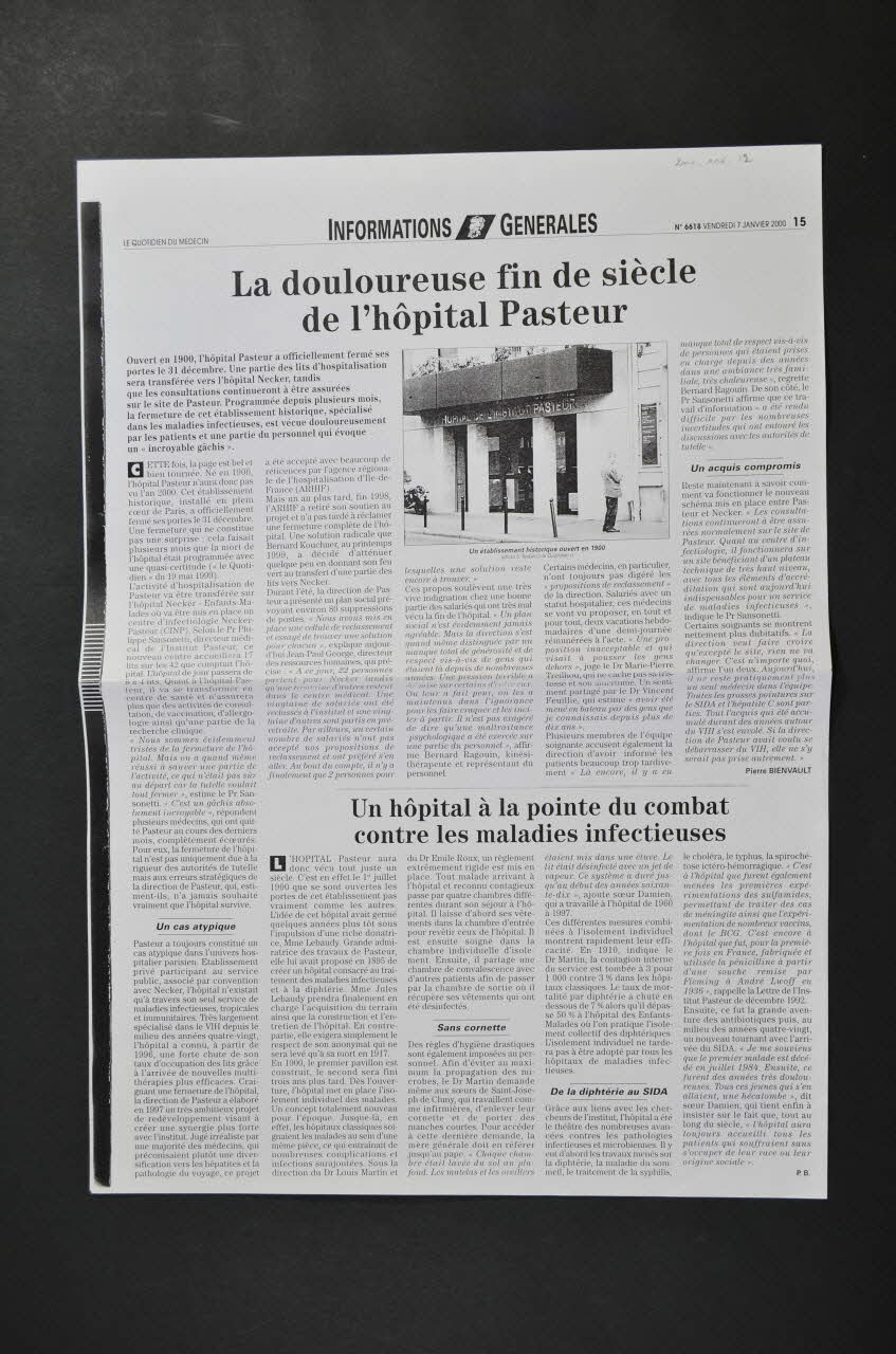 Hôpital Pasteur - Personnel et malades PAGE DE JOURNAL La douloureuse fin de siècle de l’hôpital Pasteur Île-de-France, France 2000/1/7 2002.106.12 Photo Mucem