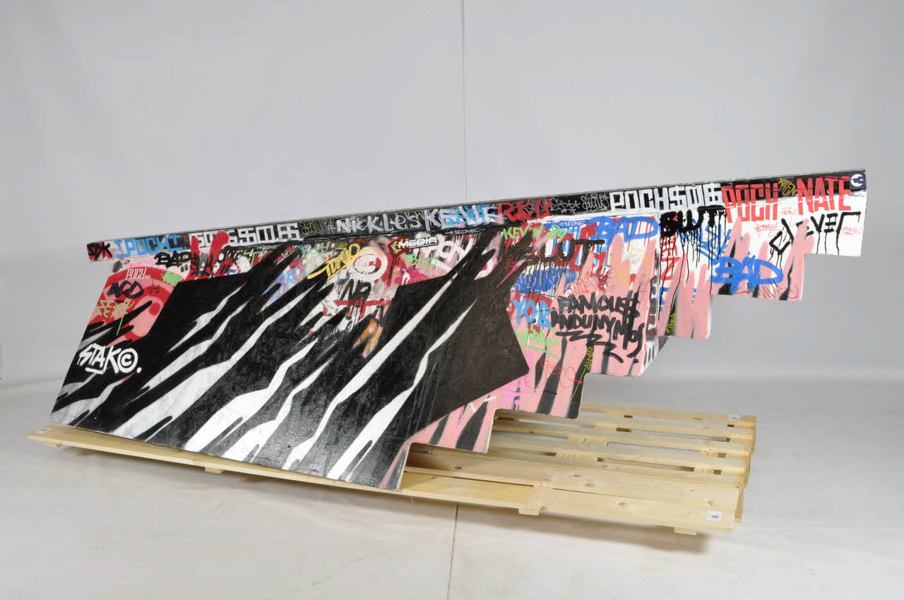 Pouchtouf ; André ; Jaba ; Honet ; Zevs ; Poch rail de skate rail de skate graffé Languedoc-Roussillon, France 2001 2001.57.48 Photo Mucem