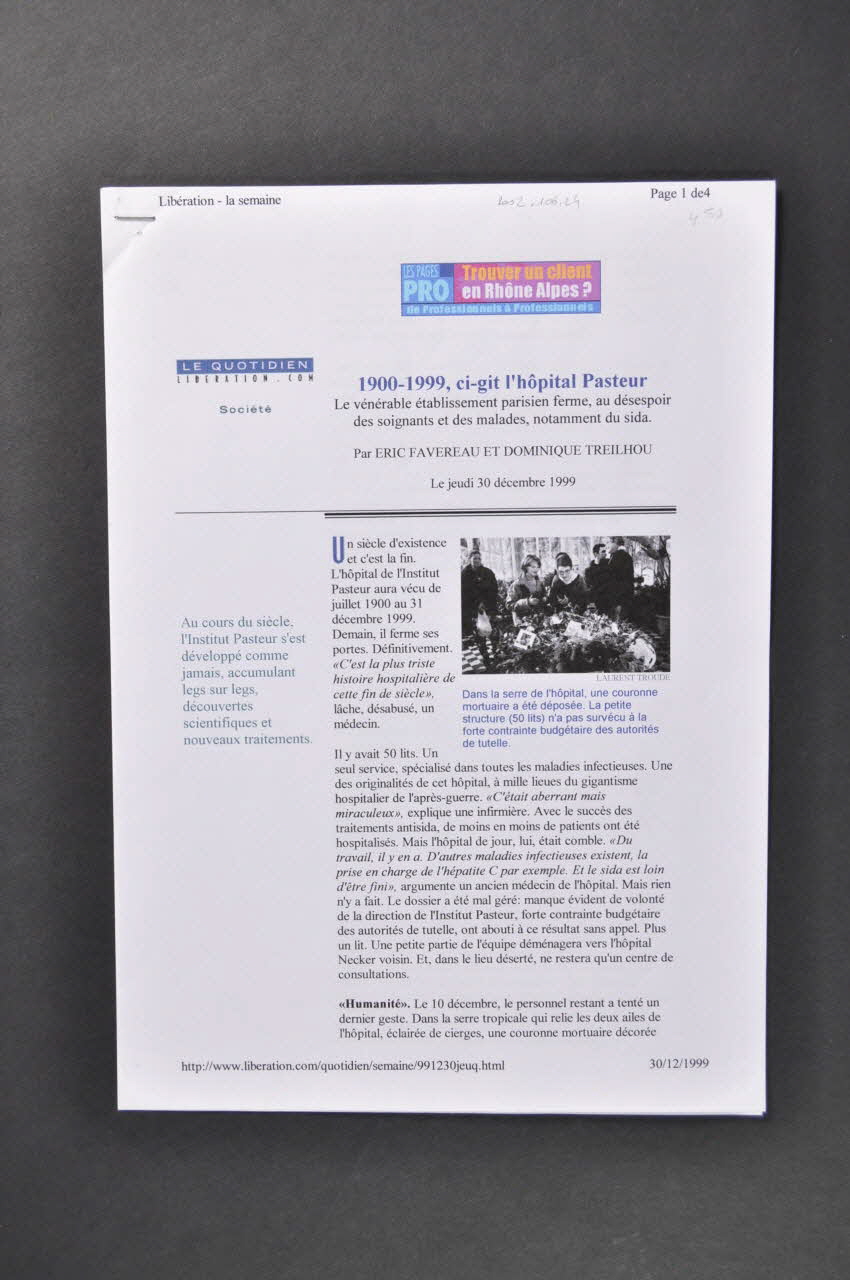 Hôpital Pasteur - Personnel et malades PAGE DE JOURNAL "1900 - 1999, ci-gît l'hôpital Pasteur" Île-de-France, France 1999/12/30 2002.106.24 Photo Mucem