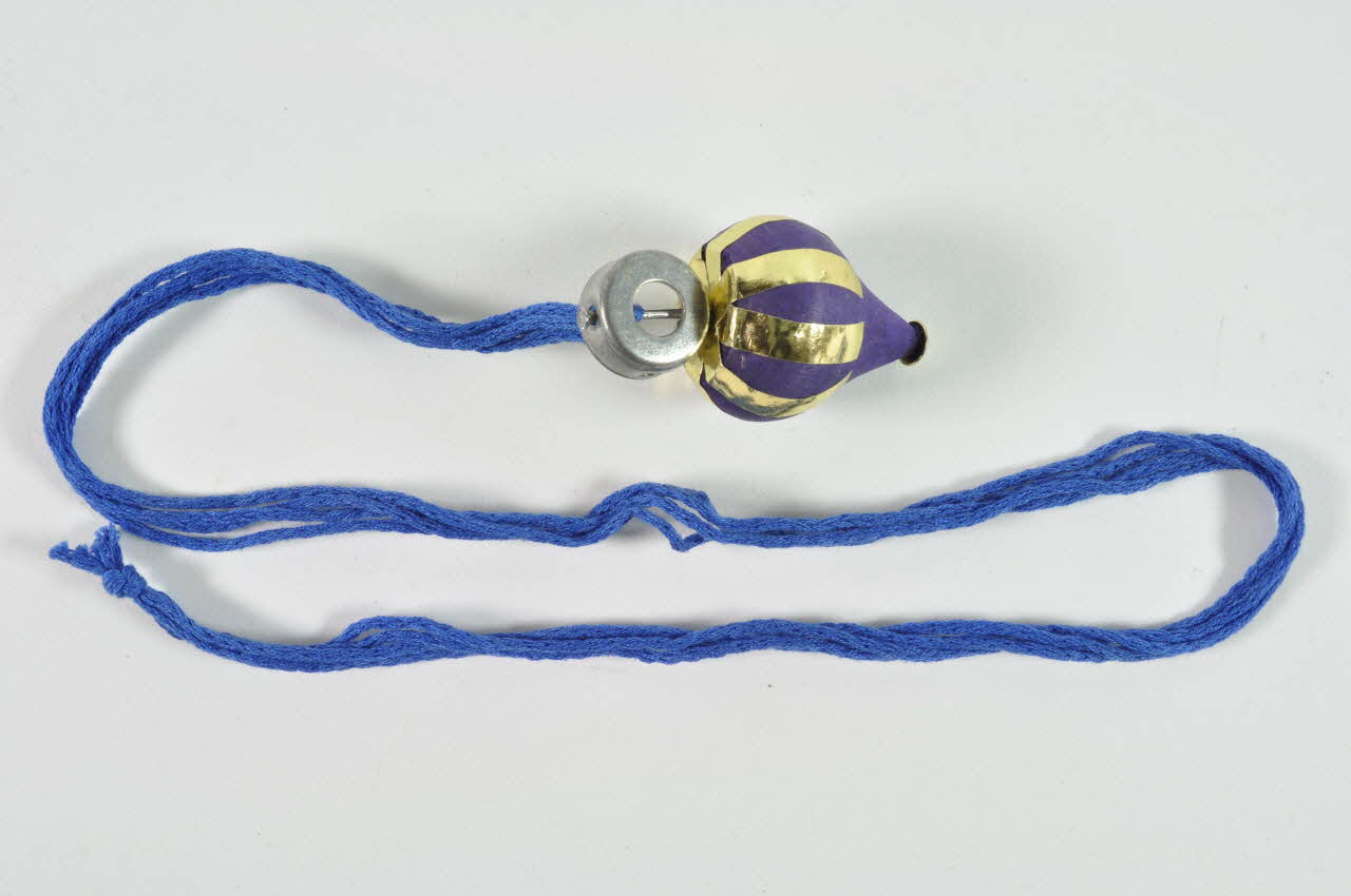 Hôpital Pasteur - Personnel et malades Toupie décorative Toupie Île-de-France, France 1999/12 2002.106.35 Photo Mucem